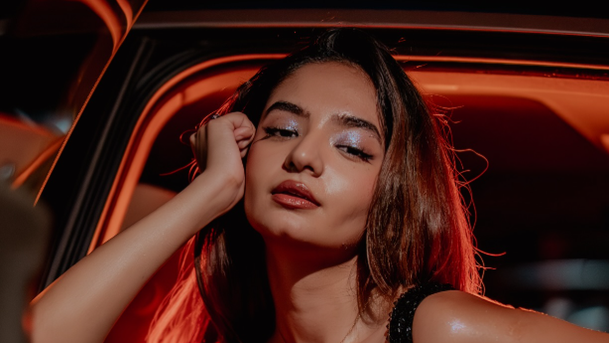 Anushka Sen teams up with American producer Ken Lewis for her debut single ‘Chameleon’